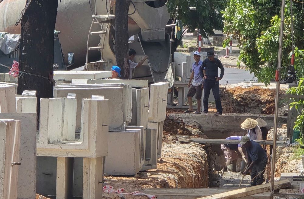 Hung Vuong通りの歩道改修プロジェクトが技術的な橋梁を建設中です。写真:Hung Tho