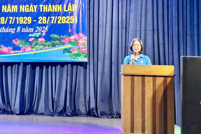 Tay Ninh 지방 노동 연맹 부위원장 Pham Thi Quyen이 연설하고 있습니다. 사진: Ngoc Loan