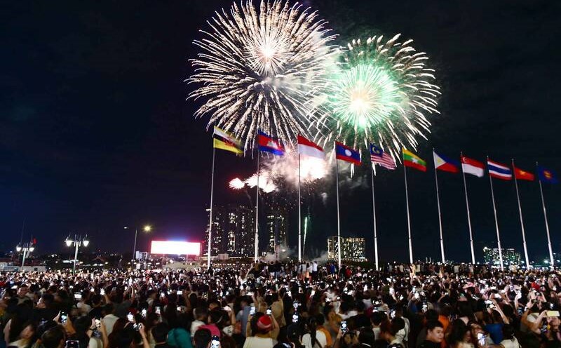 Fireworks shine at the beginning of the Saigon River tunnel (HCMC) every holiday and Tet. Photo: Anh Tu