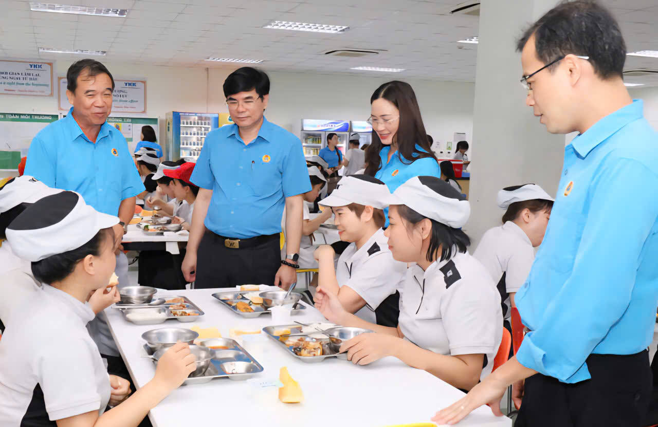 닌빈성 노동총연맹 지도자들이 참석했습니다 ERP 노동조합 식사 ERP와 노동자들. 사진: 응우옌 쯔엉