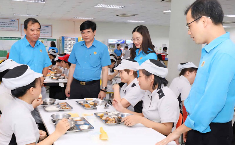 Leaders of the Ninh Binh Provincial Federation of Labor attended the "Union Meal" with workers. Photo: Nguyen Truong