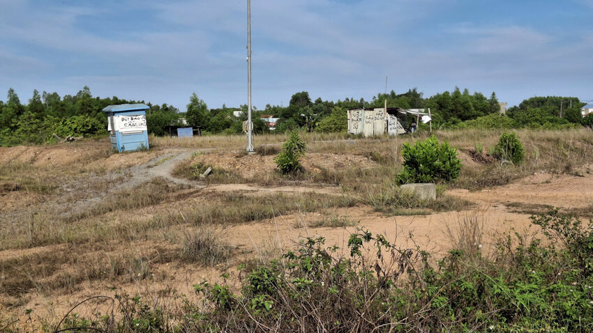 Quang Ngai市北部住宅地プロジェクトは長年未完成であり、雑草が生い茂っています。写真:Vien Nguyen