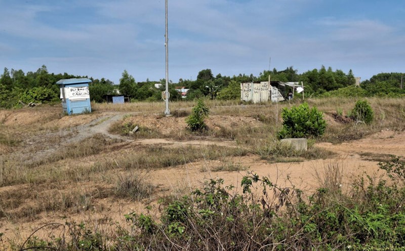The Northern Residential Area Project of Quang Ngai City has been unfinished for many years, with overgrown weeds. Photo: Vien Nguyen