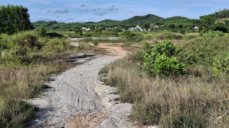 Khuon vien du an Khu dan cu Phia Bac thanh pho Quang Ngai hien la bai dat trong. Anh: Vien Nguyen