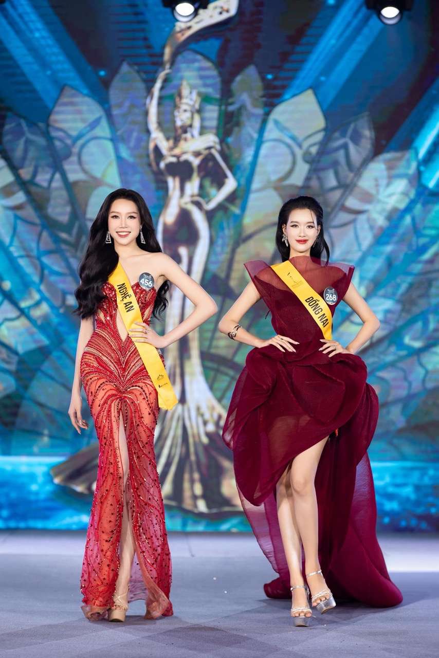 Xuat hien trong thiet ke do ruc cua NTK Thuong Gia Ky, nguoi dep sinh nam 2002 (trai) ghi diem voi than thai cuon hut, ton len voc dang goi cam khi tham gia buoi nhan sash.