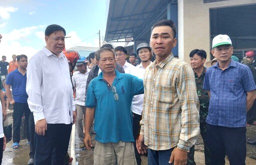 Chu tich UBND tinh Ca Mau Pham Thanh Ngai (ao trang) den hien truong vu chay dong vien nguoi dan. Anh: Tran Chuyen