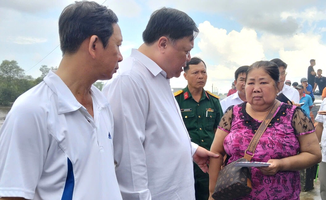 Ca Mau 省人民委員会の Pham Thanh Ngai 委員長が火災現場に到着し、被害を受けた住民を励ましています。写真: Tran Chuyen