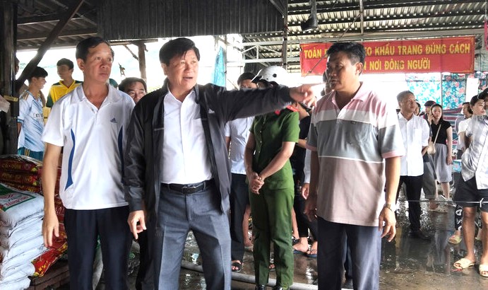 Pho Chu tich UBND tinh Ca Mau Le Van Su den hien truong vu chay dong vien nguoi dan bi thiet hai. Anh: Tran Chuyen