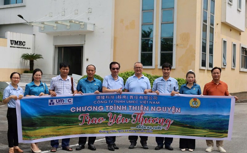 The program shows love and smiles to students in mountainous areas. Photo: Quyet Chien