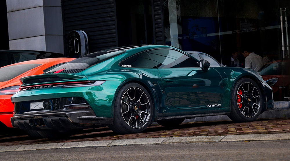 El Porsche 911 992.1 en Hanoi con un paquete de modificaciones exteriores unico que impresiona por su color verde musgo y las llantas Turbo S. Foto: Nguyen Ngoc Minh