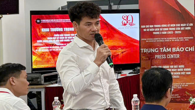 People's Artist Xuan Bac shared about the artists and writers participating in the parade and A80 parade. Photo: Huyen Pham