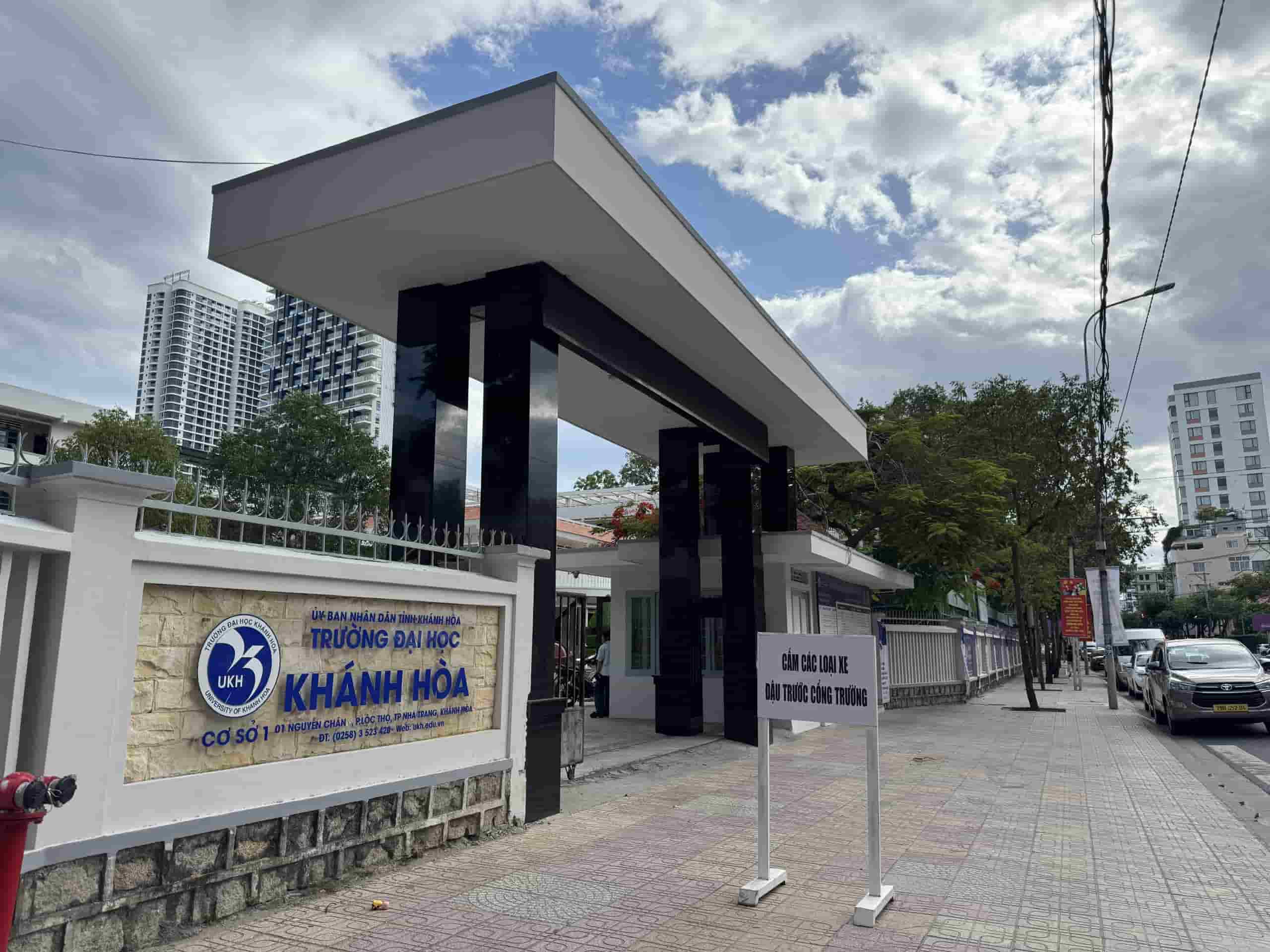 A female student at Khanh Hoa University was forced to drop out of school by the school for using a fake English certificate. Photo: Huu Long