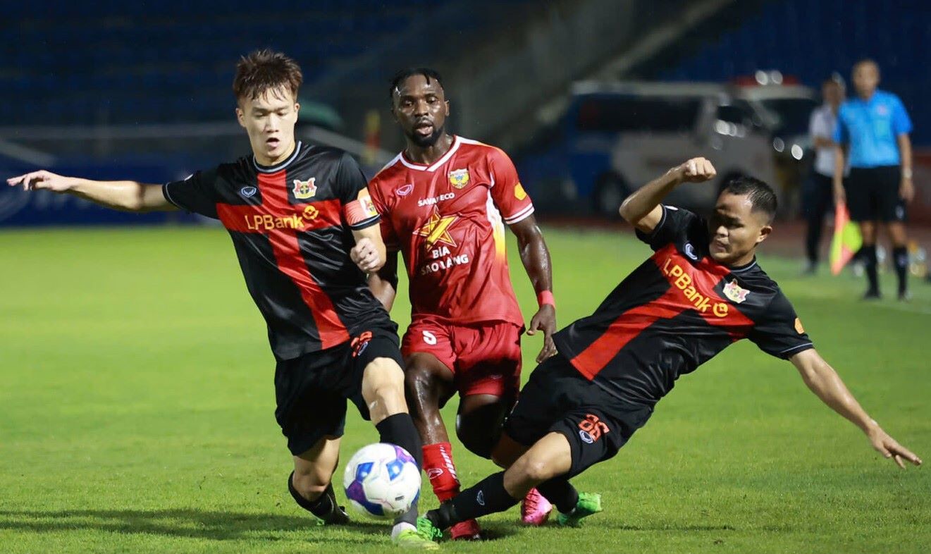 Ninh Binh Club (in red shirt) is assessed to have many opportunities to win against Thanh Hoa in round 2. Photo: VPF