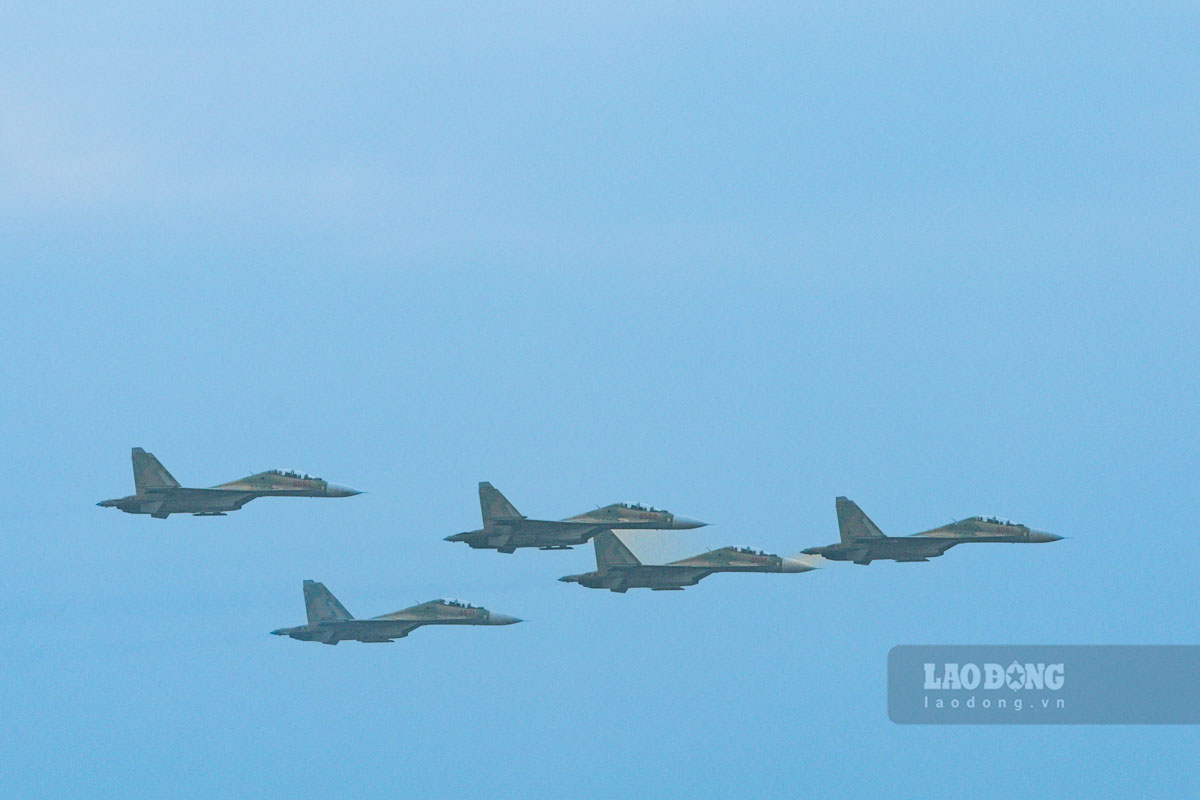 Dan “ho mang chua” SU-30MK2 luyen tap, bay tren bau troi Ha Noi sang nay. Anh: Hai Nguyen