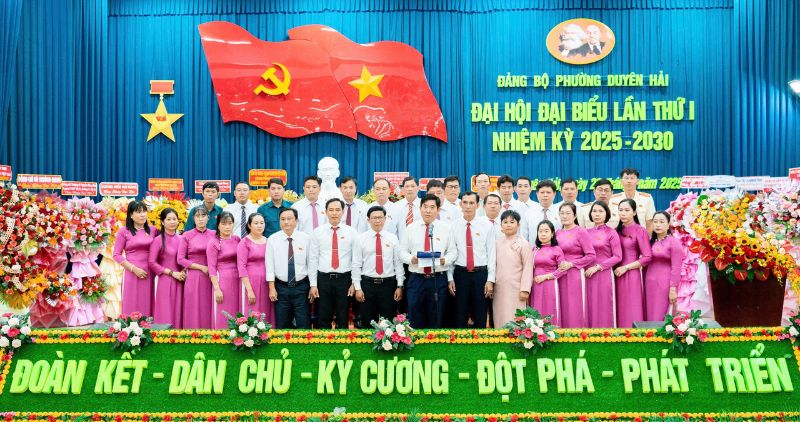 The Executive Committee of the Duyen Hai Ward Party Committee, Vinh Long Province, term I, 2025 - 2030, launched the Congress. Photo: Hoang Loc