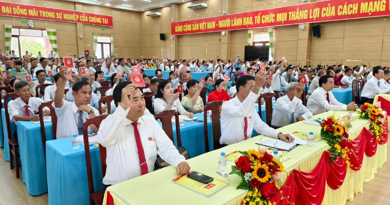 Dai bieu bieu quyet thong qua cac chi tieu Nghi quyet, trong do co chi tieu thu nhap binh quan 125 trieu dong vao nam 2030. Anh: Hoang Loc