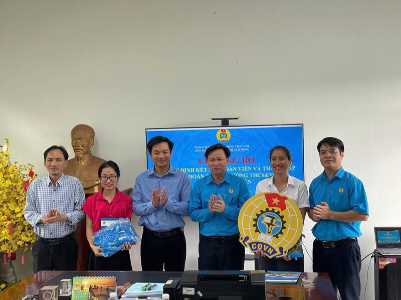Phan Thanh Thai 씨 - 람동성 노동 연맹 부위원장(오른쪽에서 세 번째)이 Nguyen Khuyen 고등학교 중학교 노동조합에 결정 및 노동조합 휘장을 수여하고 있습니다. 사진: Van Hung
