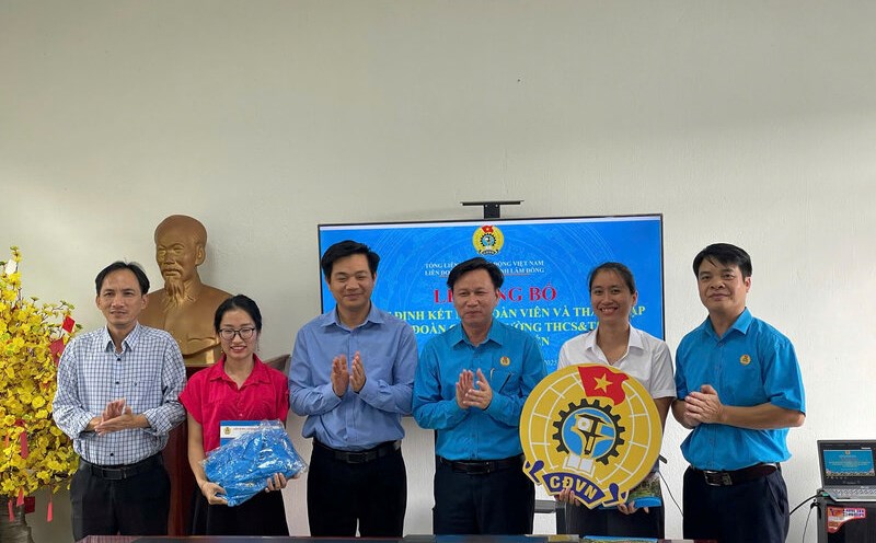 Mr. Phan Thanh Thai - Vice President of Lam Dong Provincial Labor Federation (third from right) presented the decision and union badge to the Nguyen Khuyen Secondary and High School Union. Photo: Van Hung