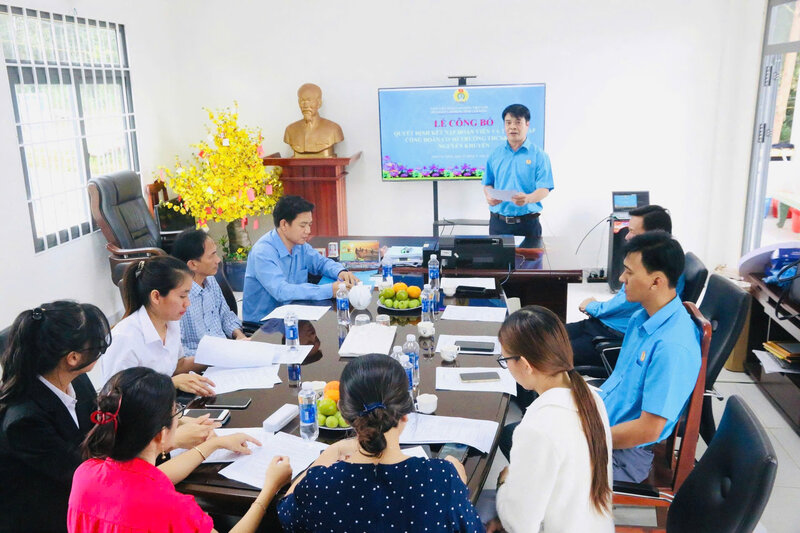 Dai dien Lien doan Lao dong tinh Lam Dong cong bo quyet dinh thanh lap Cong doan co so Truong Trung hoc co so, Trung hoc pho thong Nguyen Khuyen. Anh: Van Hung