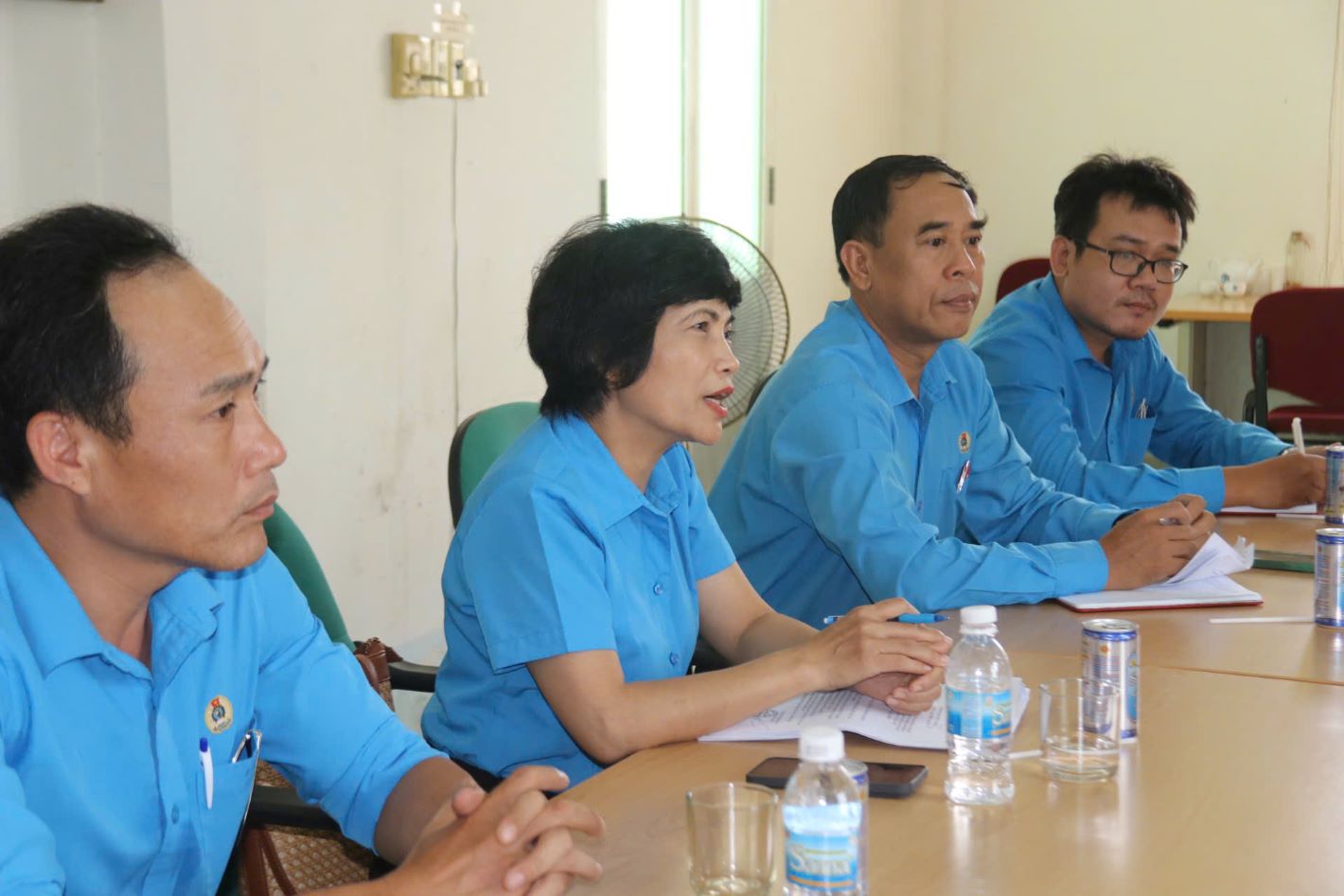 Doan cong tac Lien doan Lao dong tinh Khanh Hoa nam bat tinh hinh hoat dong cong doan tai Cong ty TNHH Long Hiep. Anh: Phuong Linh