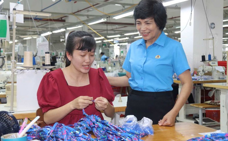 Ms. Tran Thi Huong - Vice President of Khanh Hoa Provincial Labor Federation visited union members working at French-style Vietnamese Women's Garment Development Company Limited. Photo: Phuong Linh