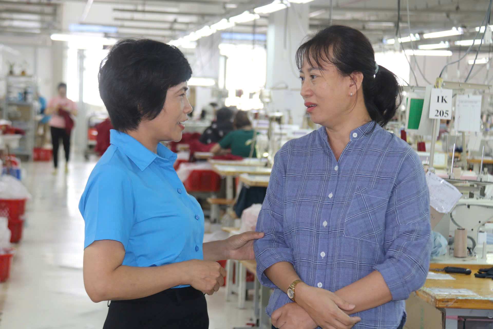 Lanh dao Lien doan Lao dong tinh Khanh Hoa dong vien doan vien co hoan canh dac biet tai Cong ty FLD. Anh: Phuong Linh