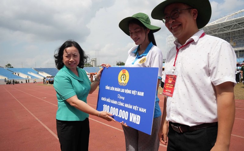 Permanent Vice President of the Vietnam General Confederation of Labor Thai Thu Xuong presented gifts to the Vietnam Workers' parade Bloc. Photo: Huu Chanh