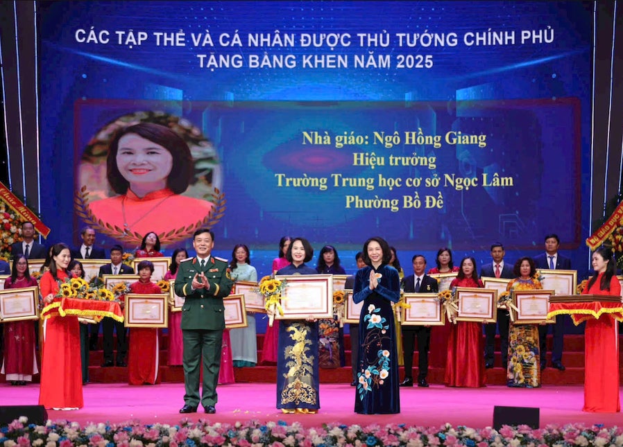 Nam 2025, NGUT Ngo Hong Giang duoc Thu tuong Chinh phu tang Bang khen vi nhung dong gop ben bi voi su nghiep giao duc. Anh: NVCC  