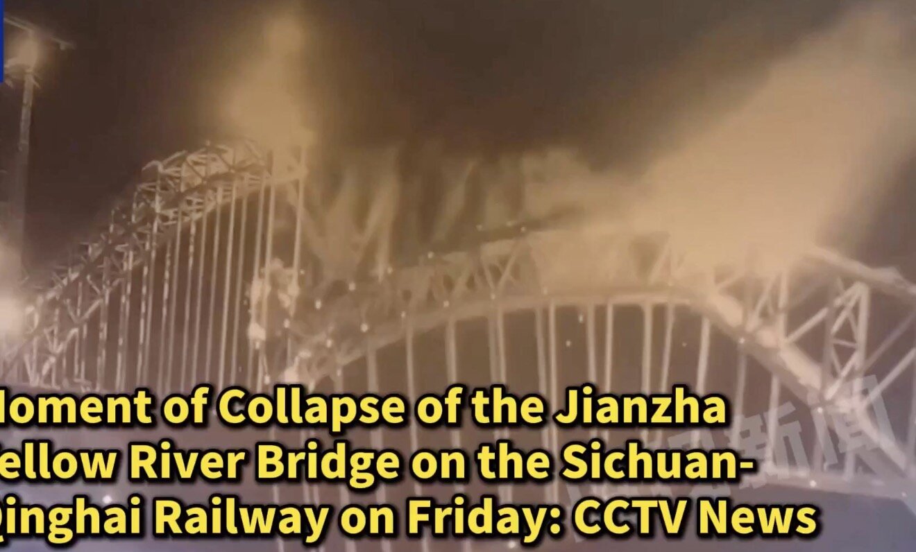 The moment the bridge collapsed in China. Photo cut from CCTV video