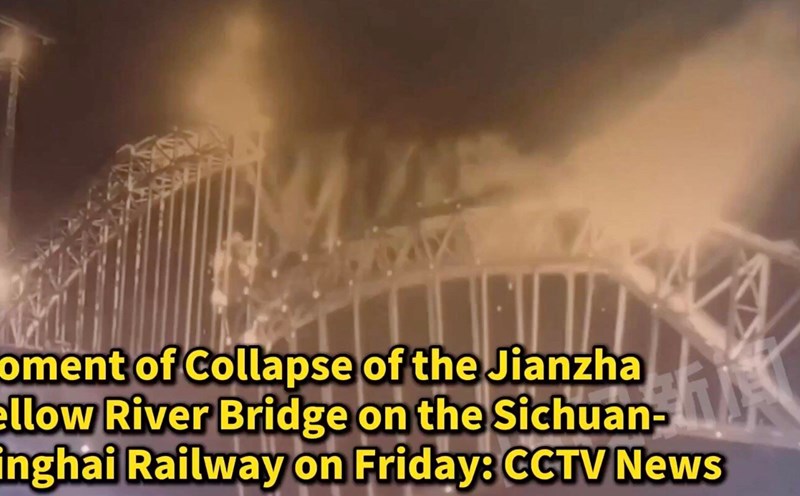 The moment the bridge collapsed in China. Photo cut from CCTV video