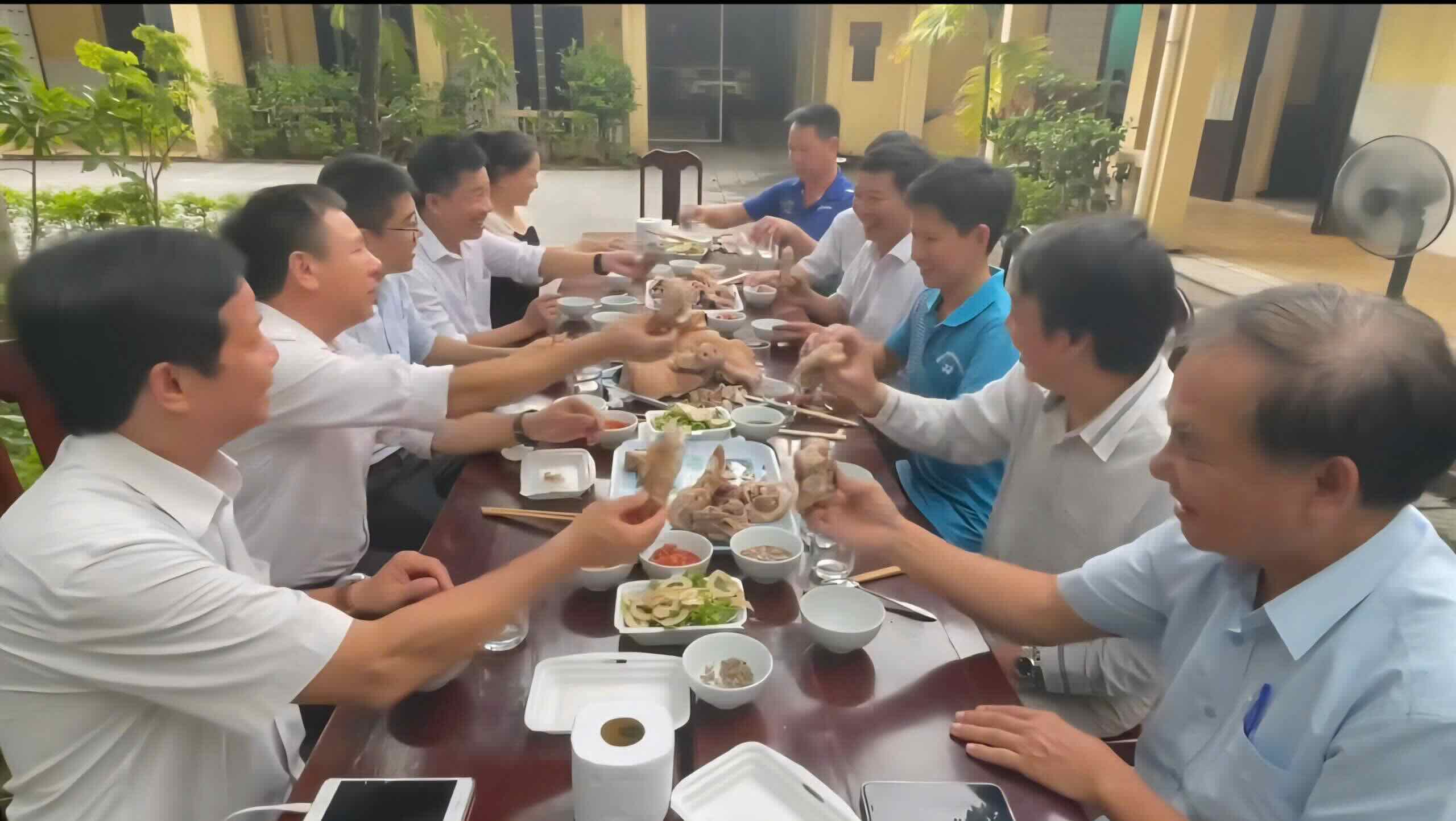 돼지 족발을 먹는 수의사 클립에서 캡처한 사진 올바른 조리된 고기 소비를 촉구합니다.