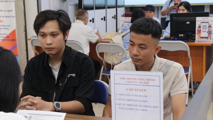 Dao Duy An은 Viettel 시스템 설계 엔지니어 직책에 지원하기 위해 하노이 취업 알선 센터에 왔습니다. 사진: Cao Thom