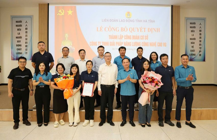 하띤성 노동총연맹은 VG60 첨단 기술 에너지 솔루션 유한 회사 노동조합 설립 결정을 발표하고 317명의 조합원을 가입시켰습니다. 사진: 쩐 뚜언