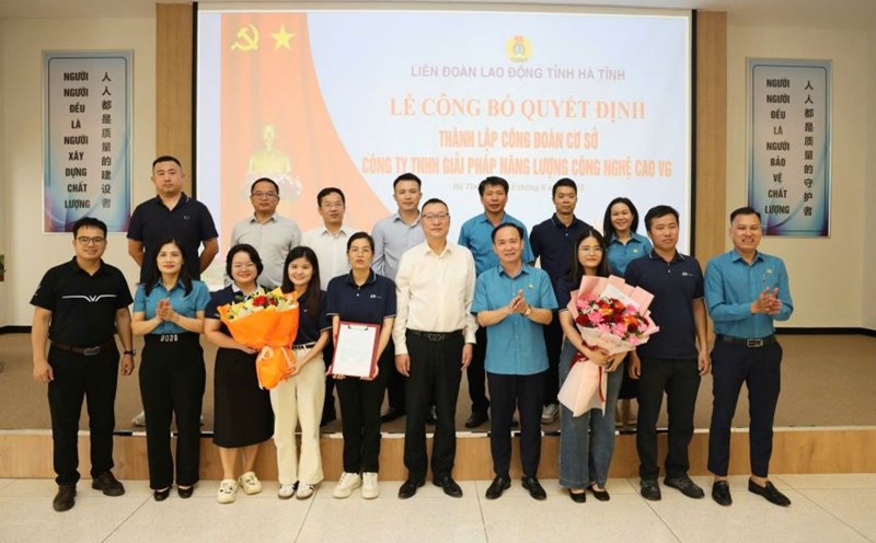 The Ha Tinh Provincial Federation of Labor announced the decision to establish the grassroots trade union of VG High-Tech Energy Solutions Company Limited, admitting 317 union members. Photo: Tran Tuan