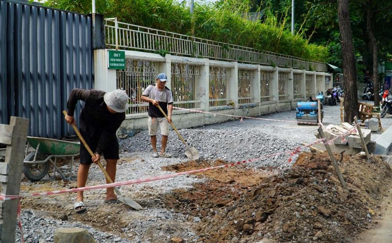 Renovating sidewalks in the central area of Ho Chi Minh City. Photo: Minh Tam