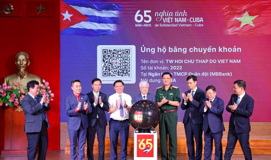 On August 13, 2025, Mr. Do Van Chien (middle) - Politburo member, Secretary of the Party Central Committee, Secretary of the Party Committee of the Fatherland Front, Central organizations, Chairman of the Central Committee of the Vietnam Fatherland Front - attended the National Launching Ceremony of the Campaign to Support the Cuban People with the theme "65 years of Vietnam - Cuba". Photo: VNA