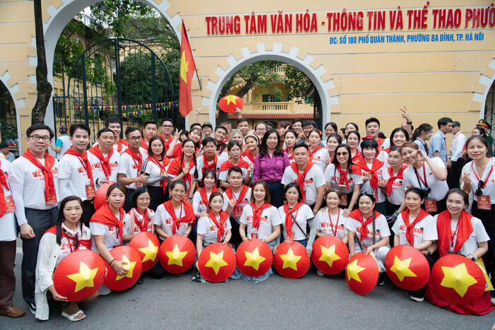 Thu truong Le Thi Thu Hang bay to vui mung khi duoc gap mat dong dao dai bieu kieu bao tu nhieu quoc gia tro ve tham du su kien trong dai cua dat nuoc. Anh: Uy ban Nha nuoc ve nguoi Viet Nam o nuoc ngoai
