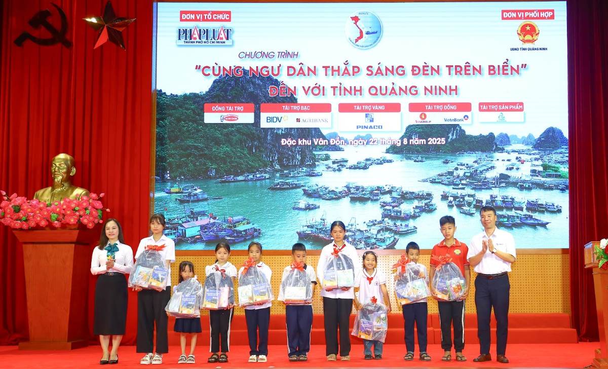 Ban To chuc trao qua, hoc bong cho con em ngu dan. Ảnh: Bao Khanh