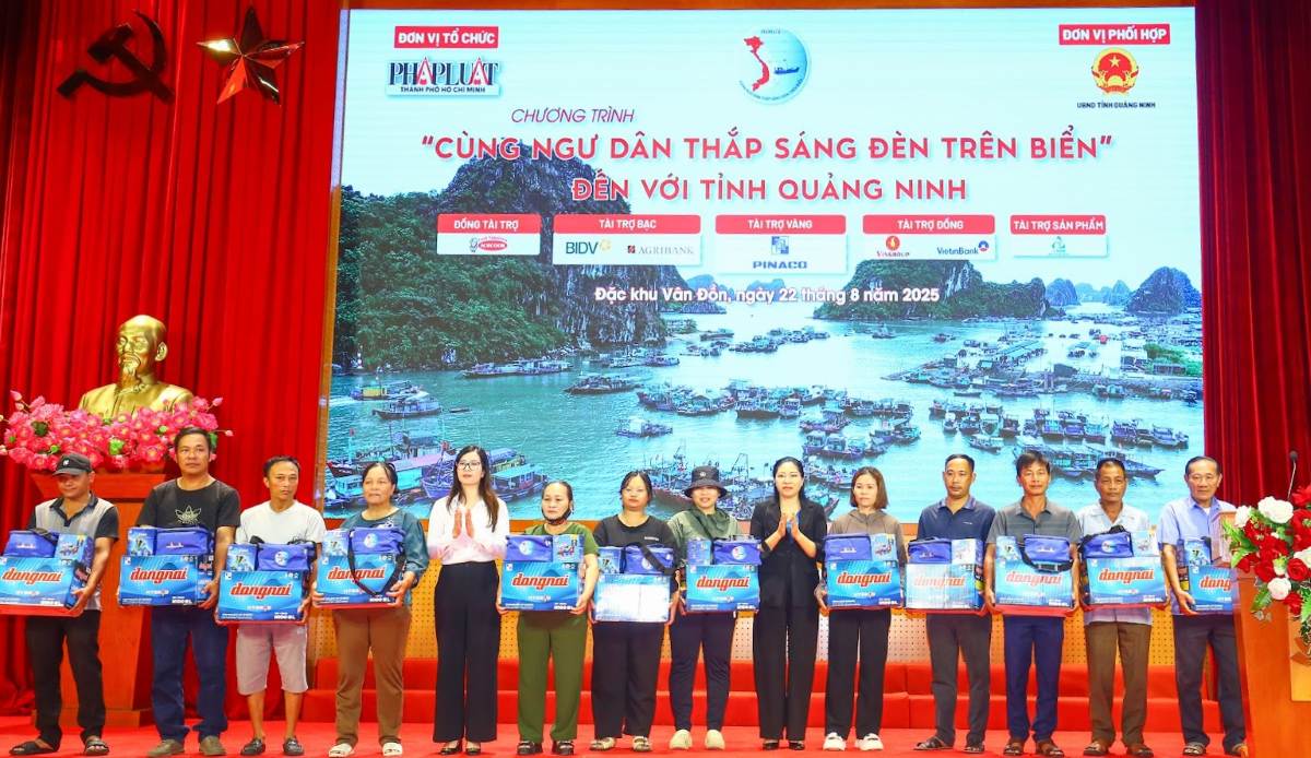 The Fishing Department presents gifts to fishermen in Quang Ninh. Photo: Bao Khanh