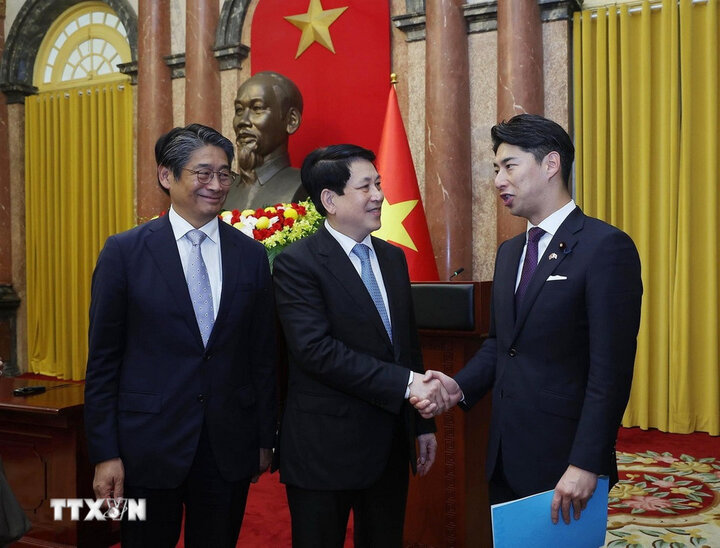 Politburo member and President Luong Cuong and Mr. Nakasone Yasutaka (right) - Member of the House of Representatives, Head of the Youth Union of the Liberal Democratic Party of Japan (LDP). Photo: VNA