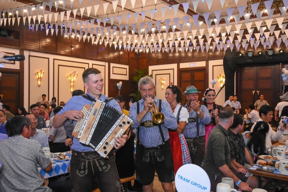 Ban nhac trinh dien cac giai dieu Bavarian day soi dong tai le hoi bia GBA Oktoberfest. Anh: Furama