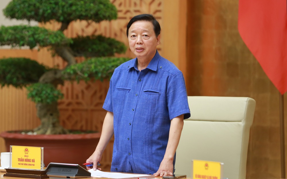 Deputy Prime Minister Tran Hong Ha chaired a meeting to prepare for the response to the tropical depression that could strengthen into storm No. 5 (Kajiki) when entering the East Sea. Photo: Minh Khoi