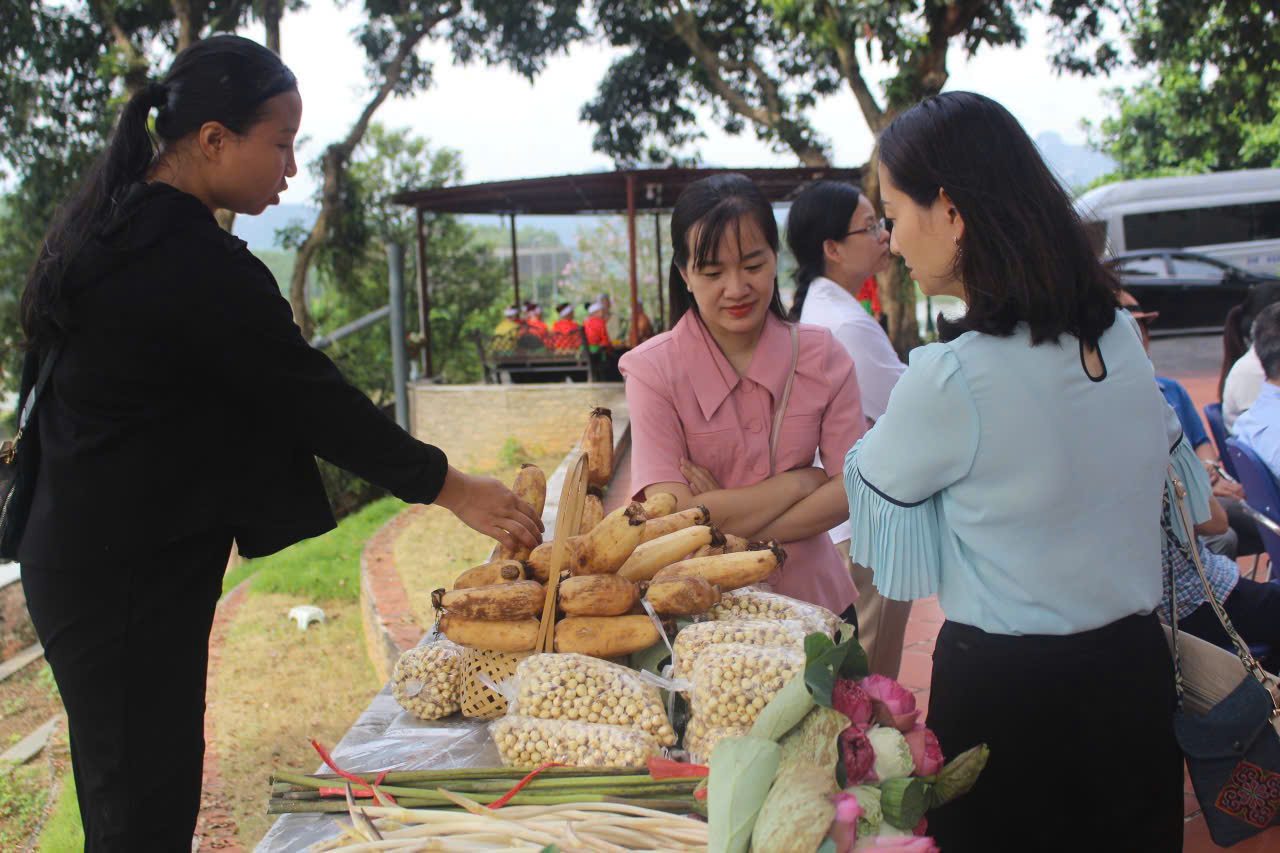 Sen la san pham du lich nhieu tiem nang cua du lich cong dong Phu Coc. Anh: Le Tuyen
