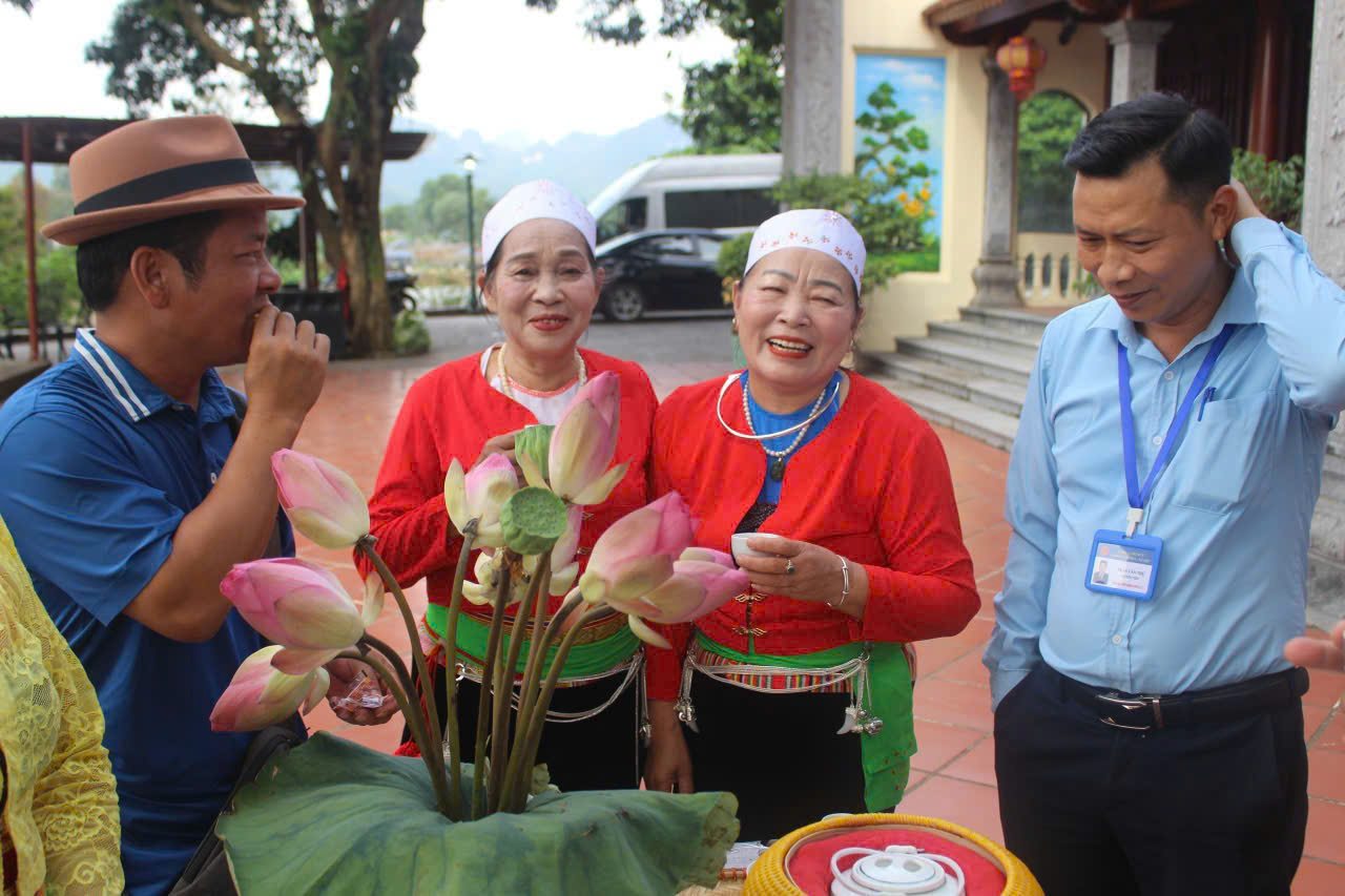 Nguoi dan xa My Duc tiep don khach trai nghiem. Anh: Le Tuyen