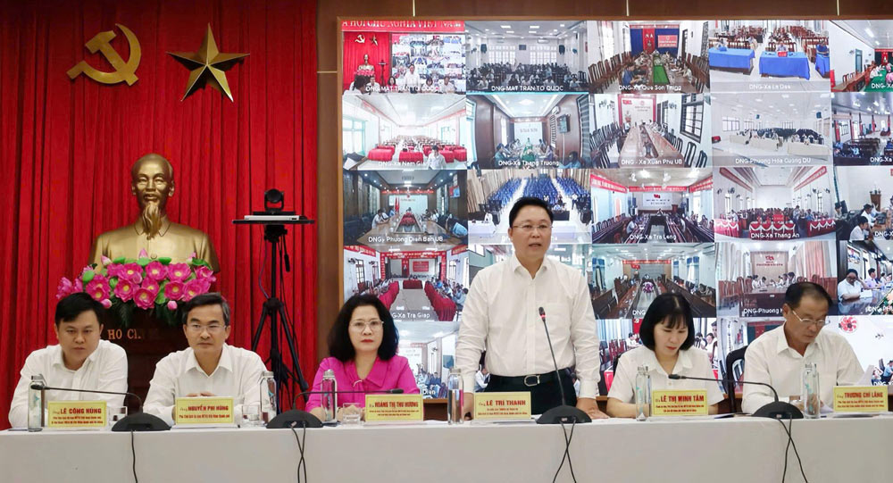 다낭시 베트남 조국전선 위원회 위원장 Le Tri Thanh이 회의에서 발언하고 있습니다. 사진: Thu Vui