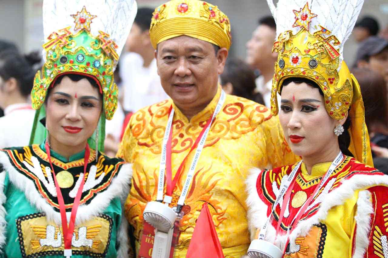 Cac nghe si tham gia hop luyen.