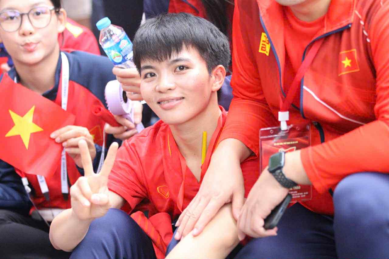 Huan luyen vien Hoang Thai Xuan va van dong vien tuyen cau may Viet Nam tham gia hop luyen.