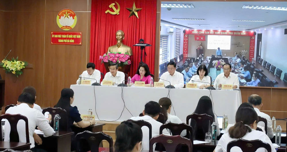 지난 기간 활동 상황 베트남 조국전선 총회 준비 작업 정치 사회 단체 및 다낭의 전형적이고 선진적인 구/읍/면 회의에 대한 93개 구/읍/면과의 온라인 업무 회의 전체 모습. 사진: Thu Vui