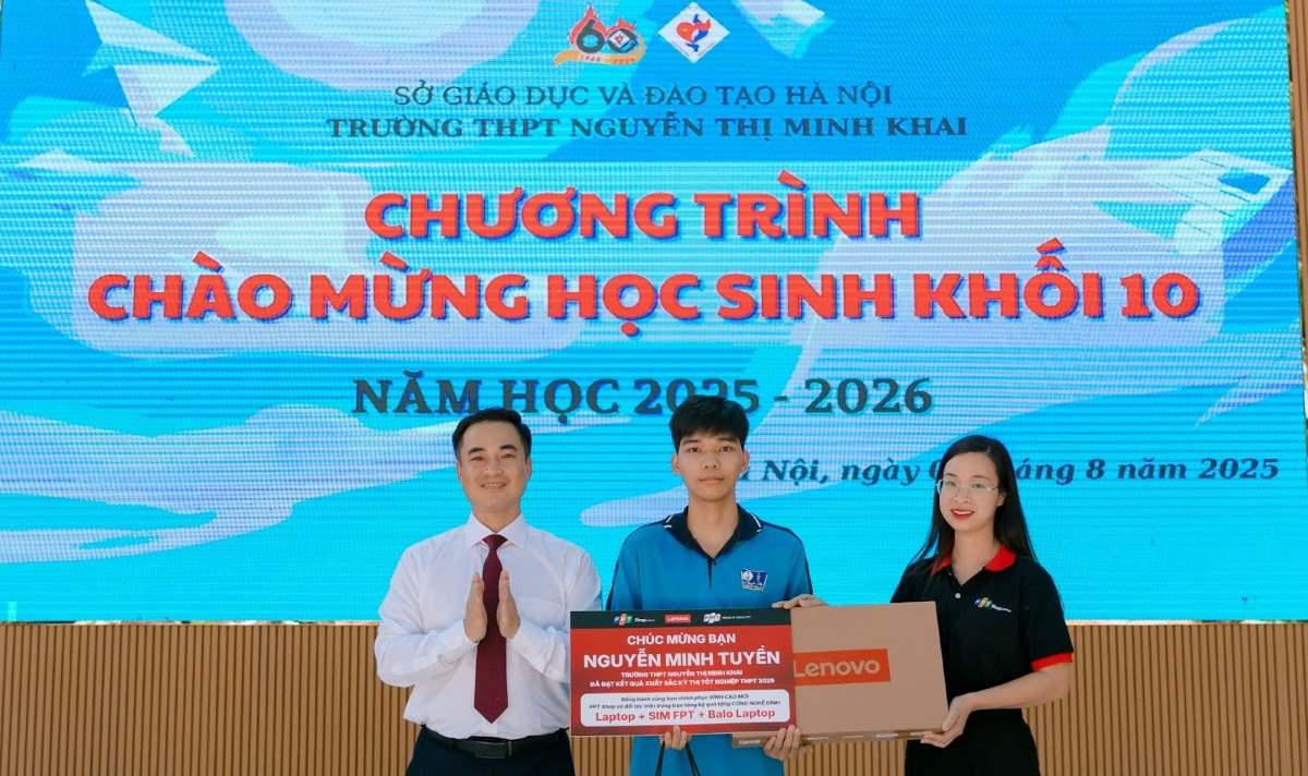FPT Shop and the school presented gifts to Nguyen Minh Tuyen, a former student of Nguyen Thi Minh Khai High School, Hanoi. Photo: FPT Shop