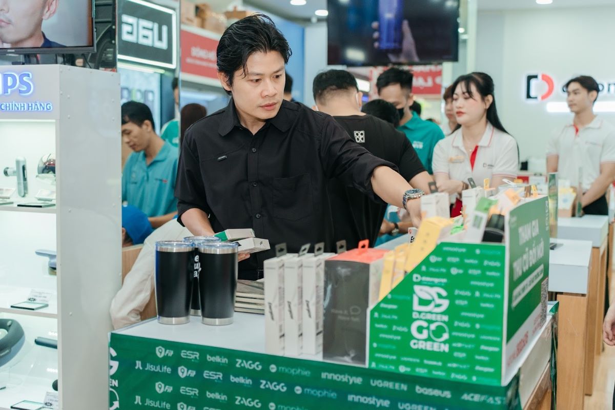 Musician Nguyen Van Chung is one of many famous people who responded to D.Green Go Green of Di Dong Viet since its launch. Photo: Di Dong Viet